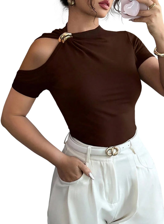 Camiseta para mujer de manga corta de color sólido con decoración metálica y recortes