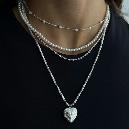 Collar con colgante de chica enamorada - Joyería delicada y romántica